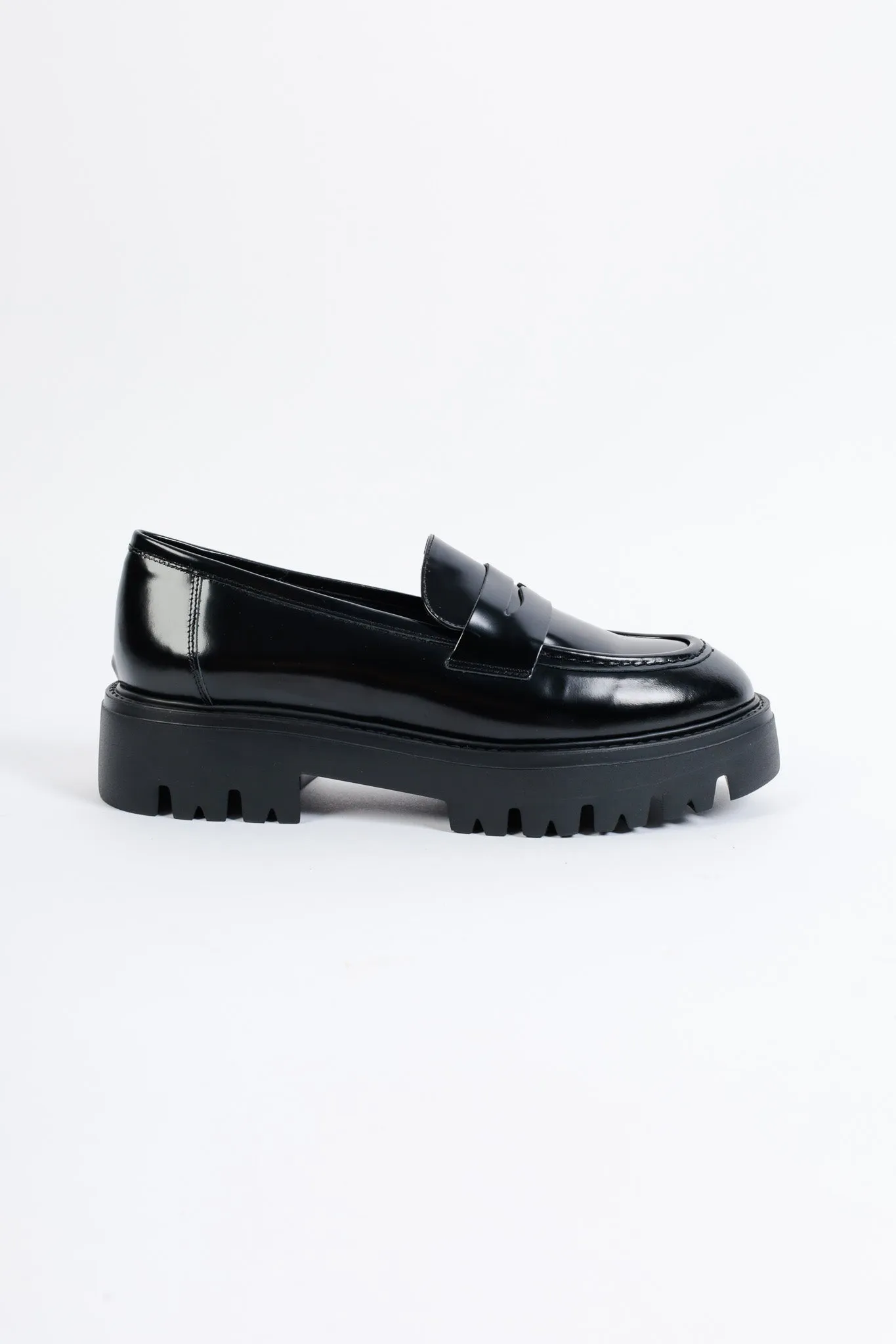LISSY BLACK - Extra Light Round Toe Loafer