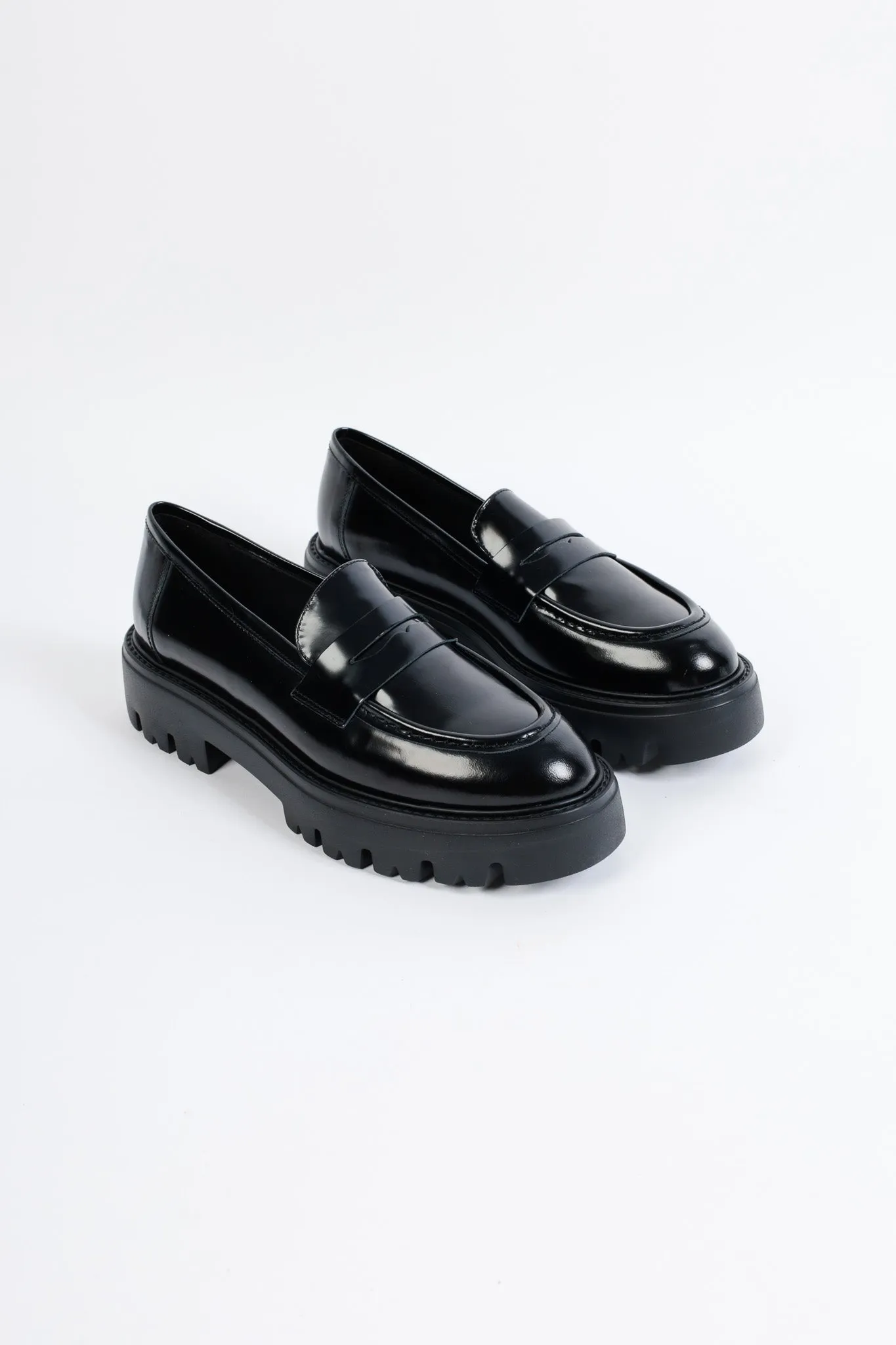 LISSY BLACK - Extra Light Round Toe Loafer